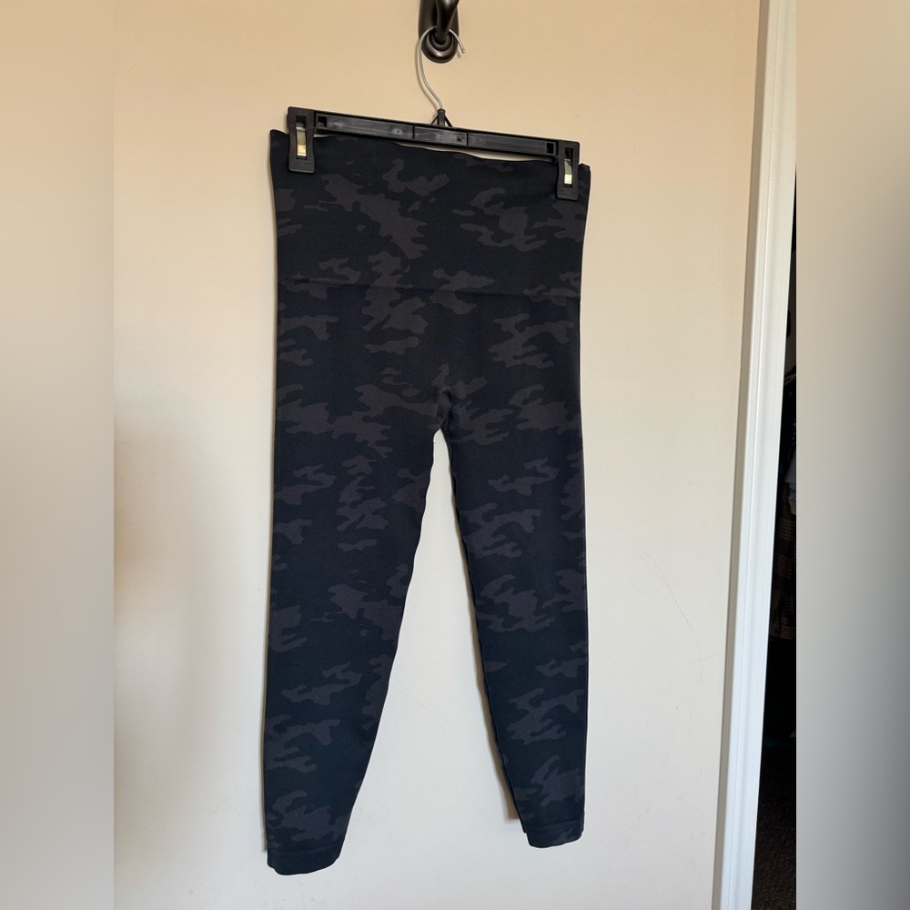 Bundle of 3 Spanx Look At Me Now Leggings size large - Picture 2 of 4